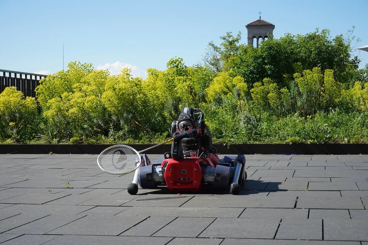 Robot móvil equipado con raqueta de bádminton