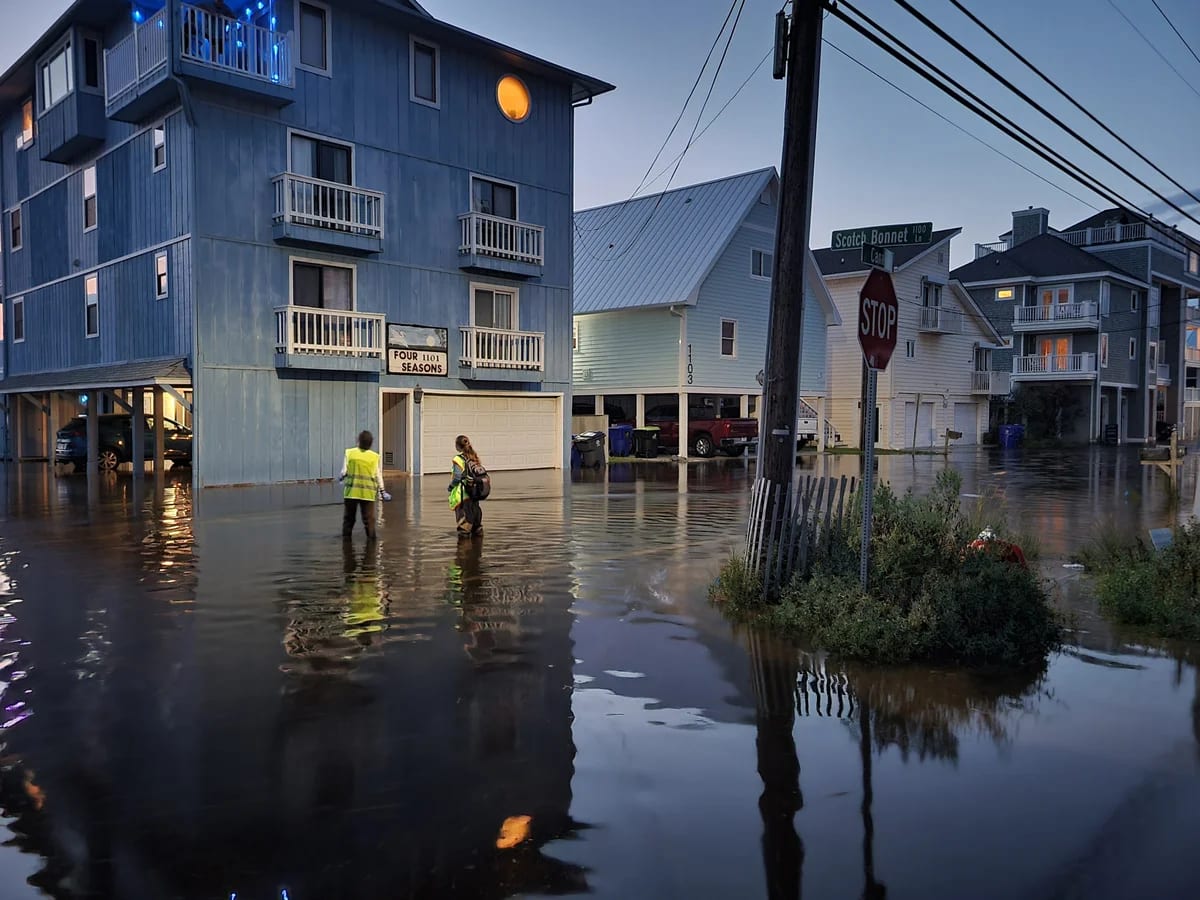 Investigador recolectando muestras de agua de inundación en Carolina Beach, Carolina del Norte