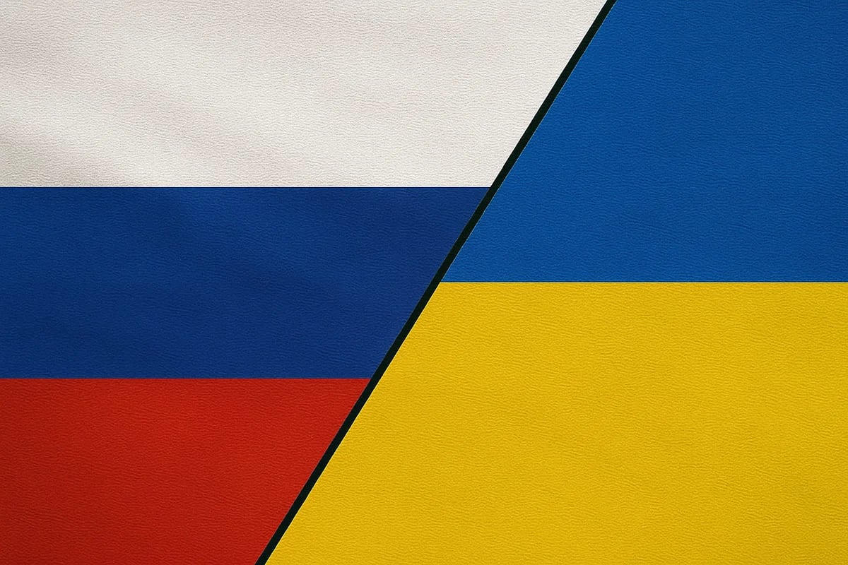 Banderas de Rusia y Ucrania separadas por una línea negra diagonal fina