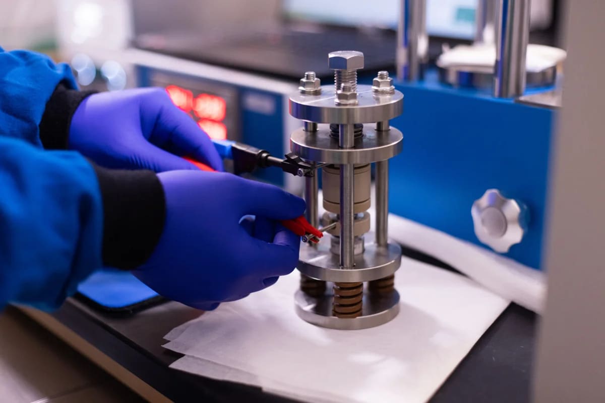 Jiaqi Ke realizando pruebas electroquímicas en laboratorio