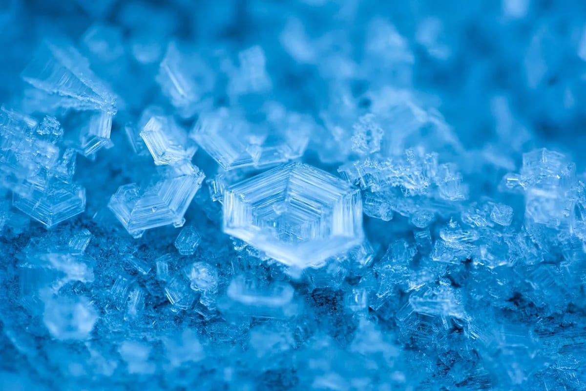 Cristales hexagonales de hielo formados sobre una superficie fría vistos en detalle