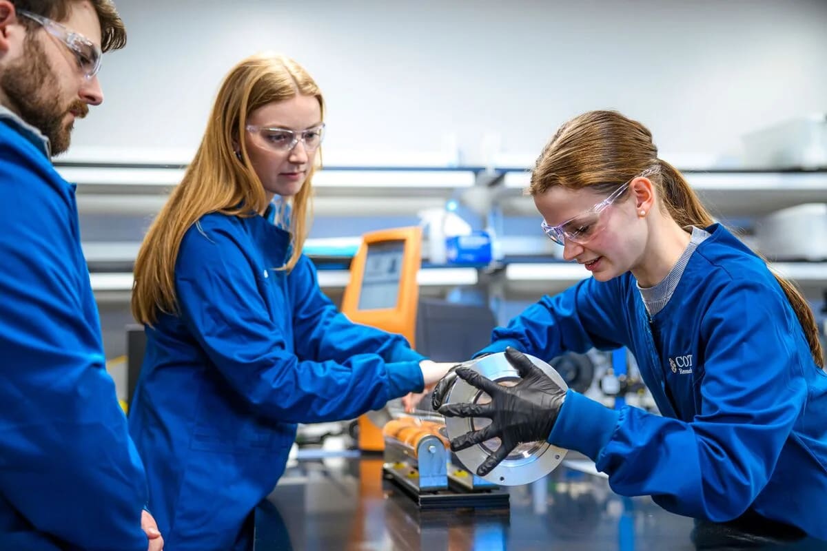 Estudiantes del Instituto Politécnico de Worcester en un laboratorio de fabricación avanzada