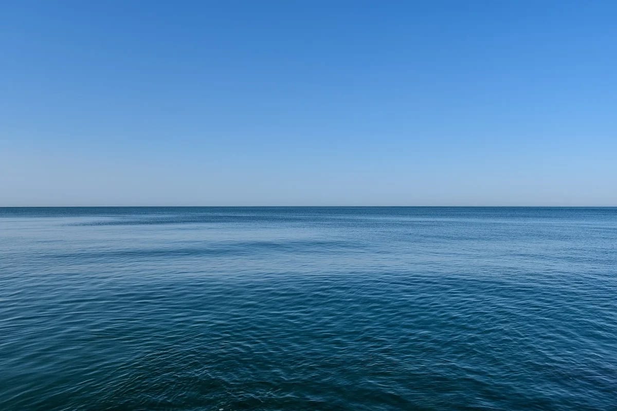 Vista del horizonte marino bajo un cielo despejado