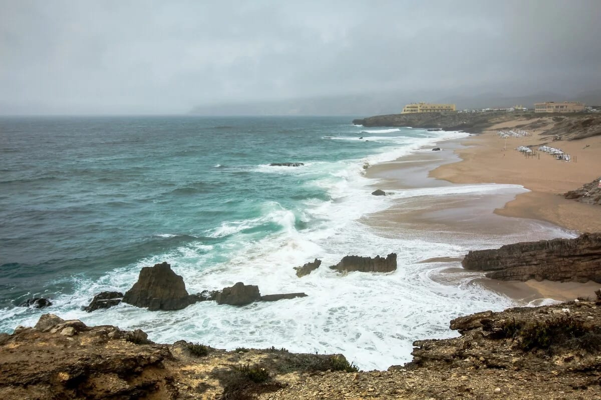 Costa atlántica con olas rompiendo en la playa bajo un cielo nublado