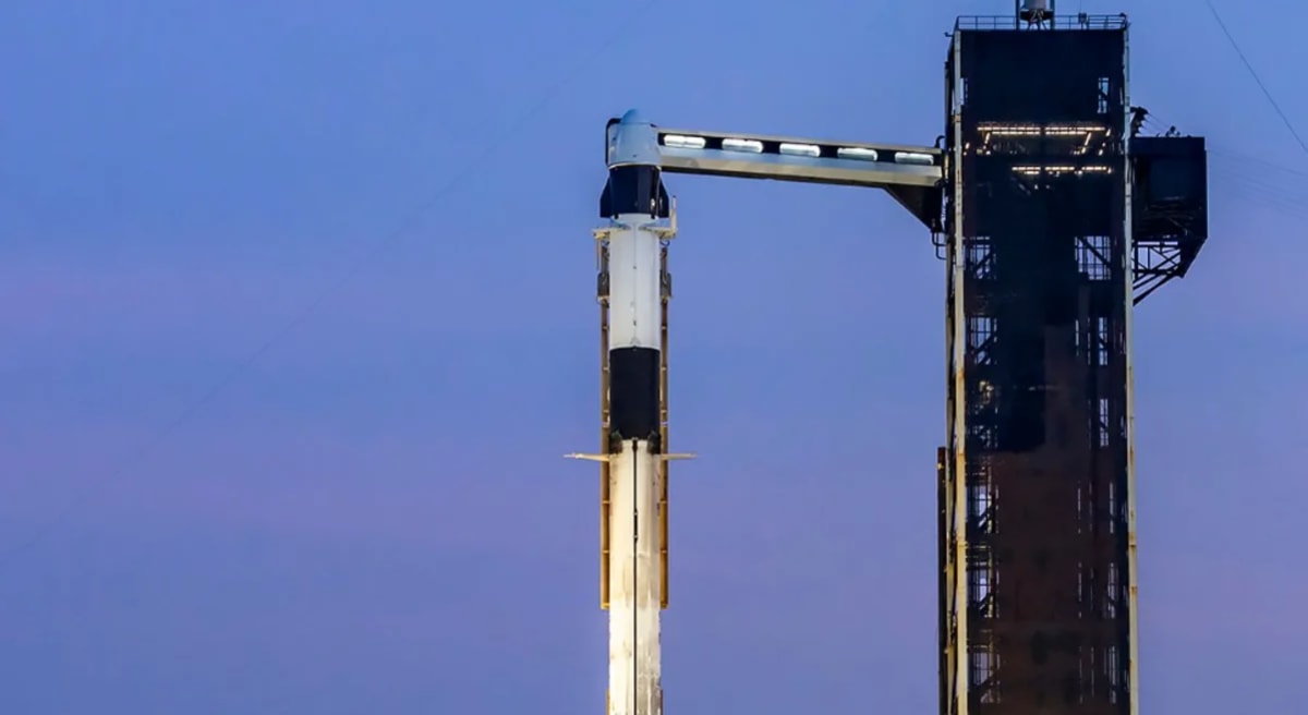 Cohete Falcon 9 de SpaceX en la plataforma de lanzamiento, preparado para la misión Ax-4 hacia la Estación Espacial Internacional