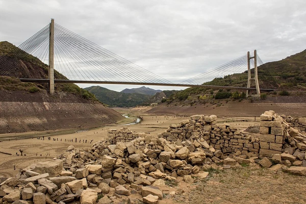 Vista aérea del embalse de Barrios de Luna en León con niveles de agua críticamente bajos en 2017