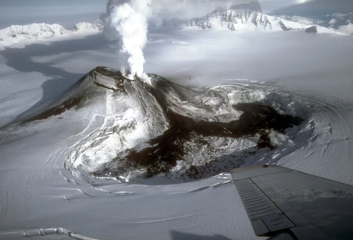 Volcán Veniaminof emitiendo vapor desde su cono de ceniza.
