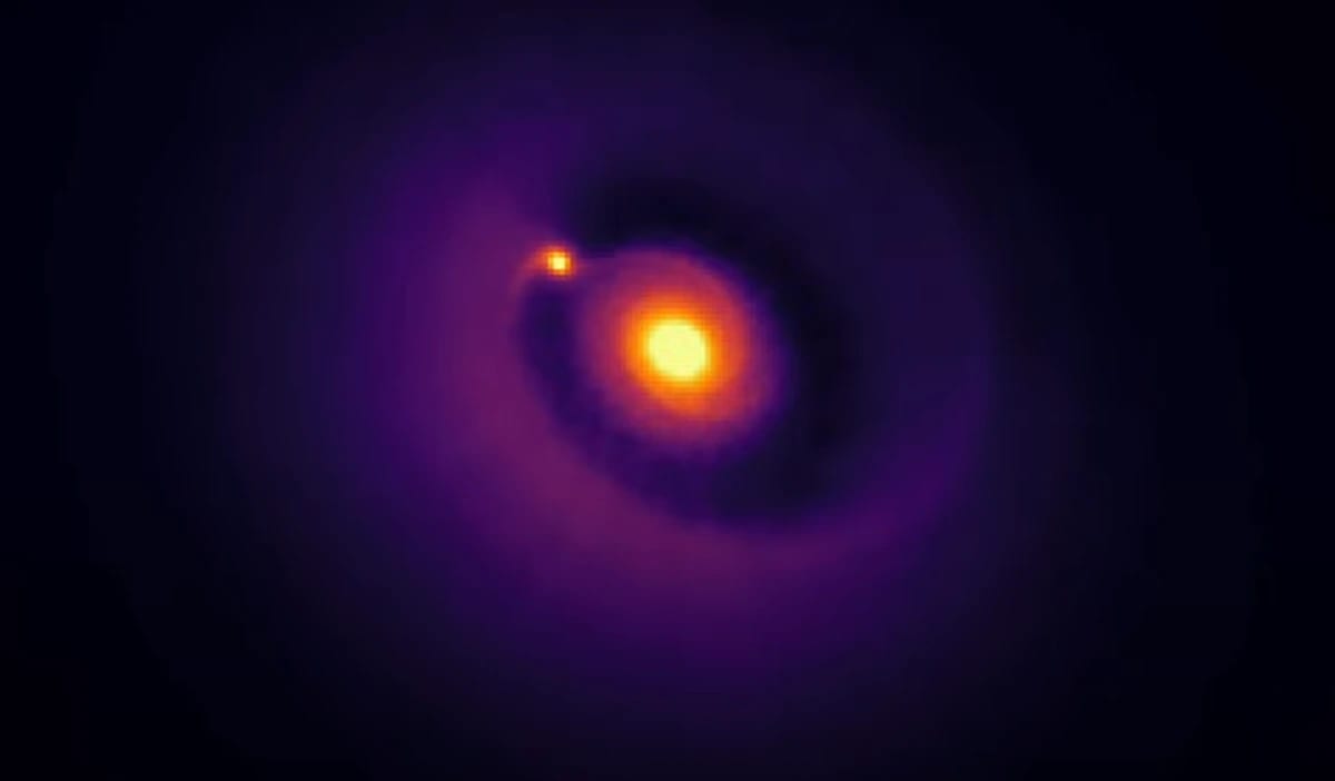 Imagen digital del disco protoplanetario en 2MASS1612