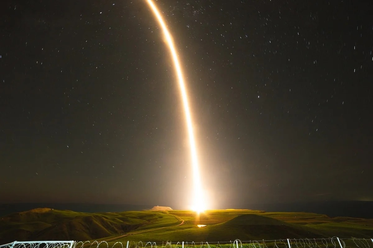 Espectacular trayectoria luminosa del cohete Electron atravesando el cielo nocturno desde las colinas verdes de Mahia