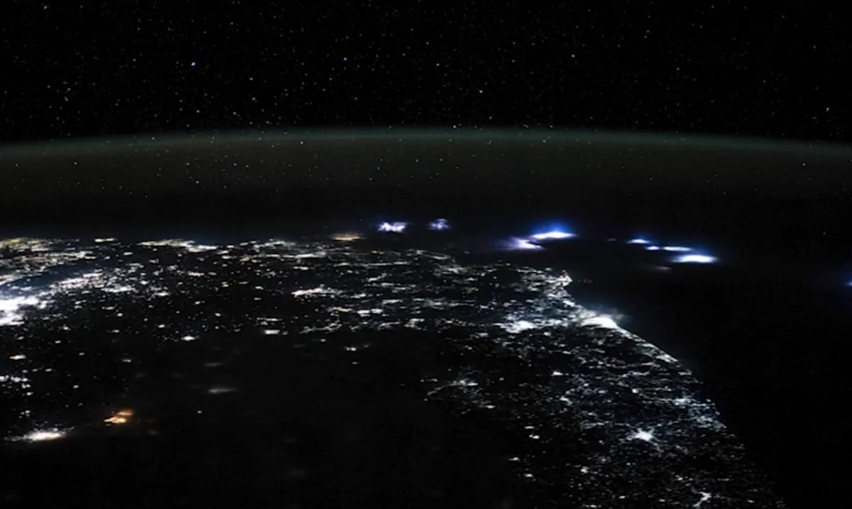 Relámpagos sobre la superficie terrestre