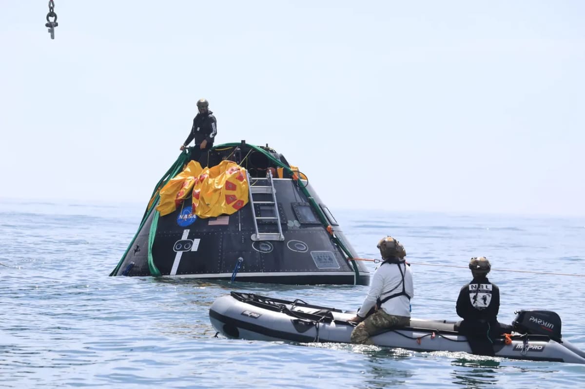 Rescatistas de la NASA y el DoD aseguran la cápsula espacial sobre el mar