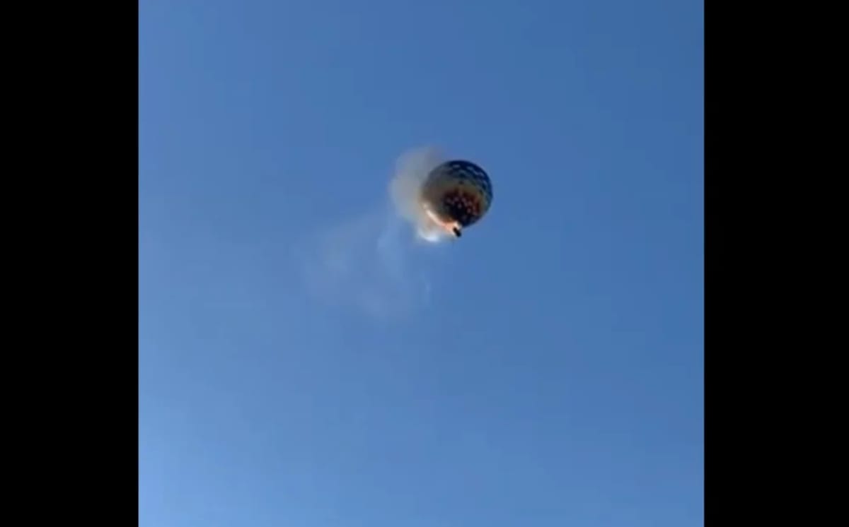Globo aerostático en llamas durante el accidente en Praia Grande, Brasil.