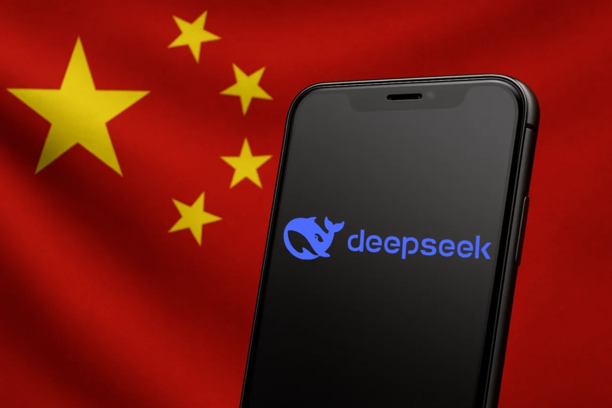 Teléfono móvil con el logotipo de DeepSeek sobre fondo de la bandera china