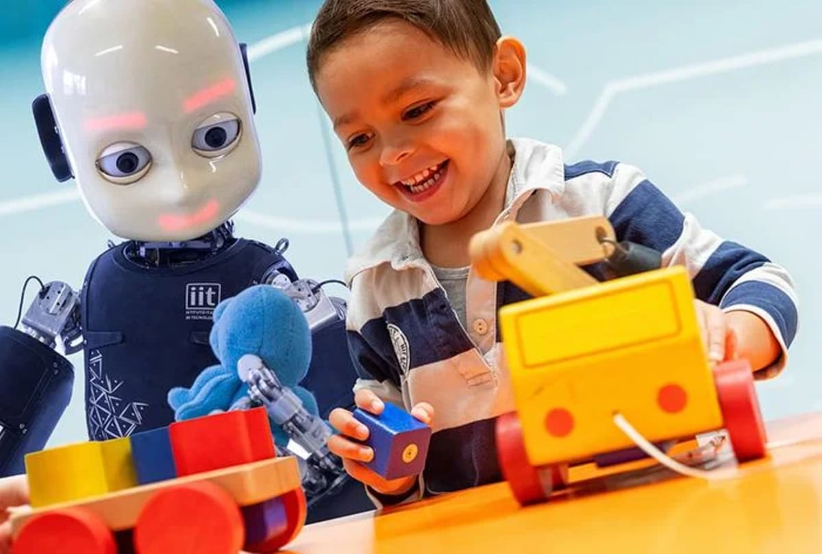 Robot y un niño interactuando