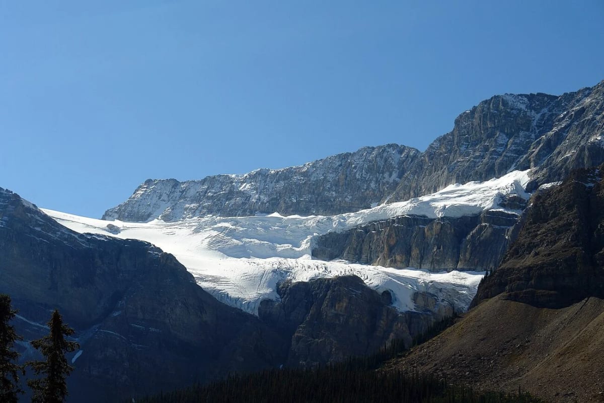 Glaciar Crowfoot descendiendo por la ladera de una montaña en Canadá