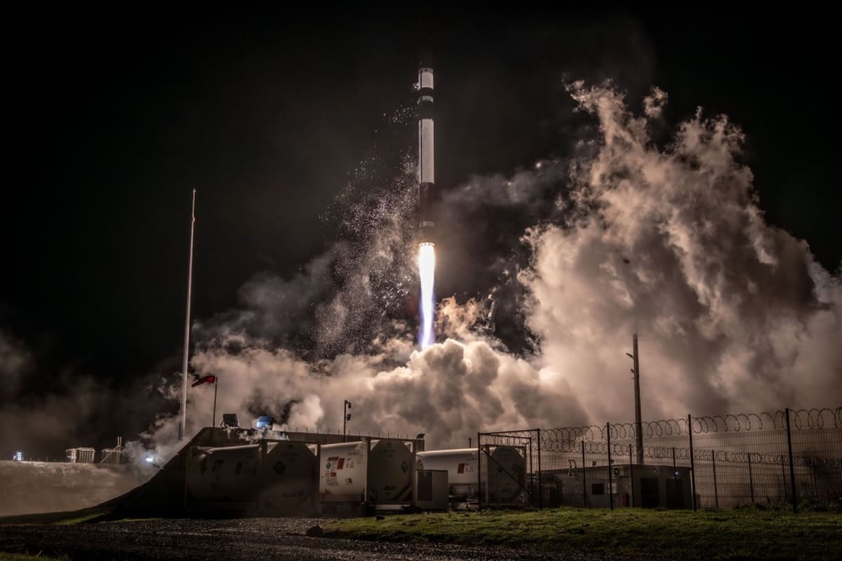 Lanzamiento nocturno del cohete Electron de Rocket Lab