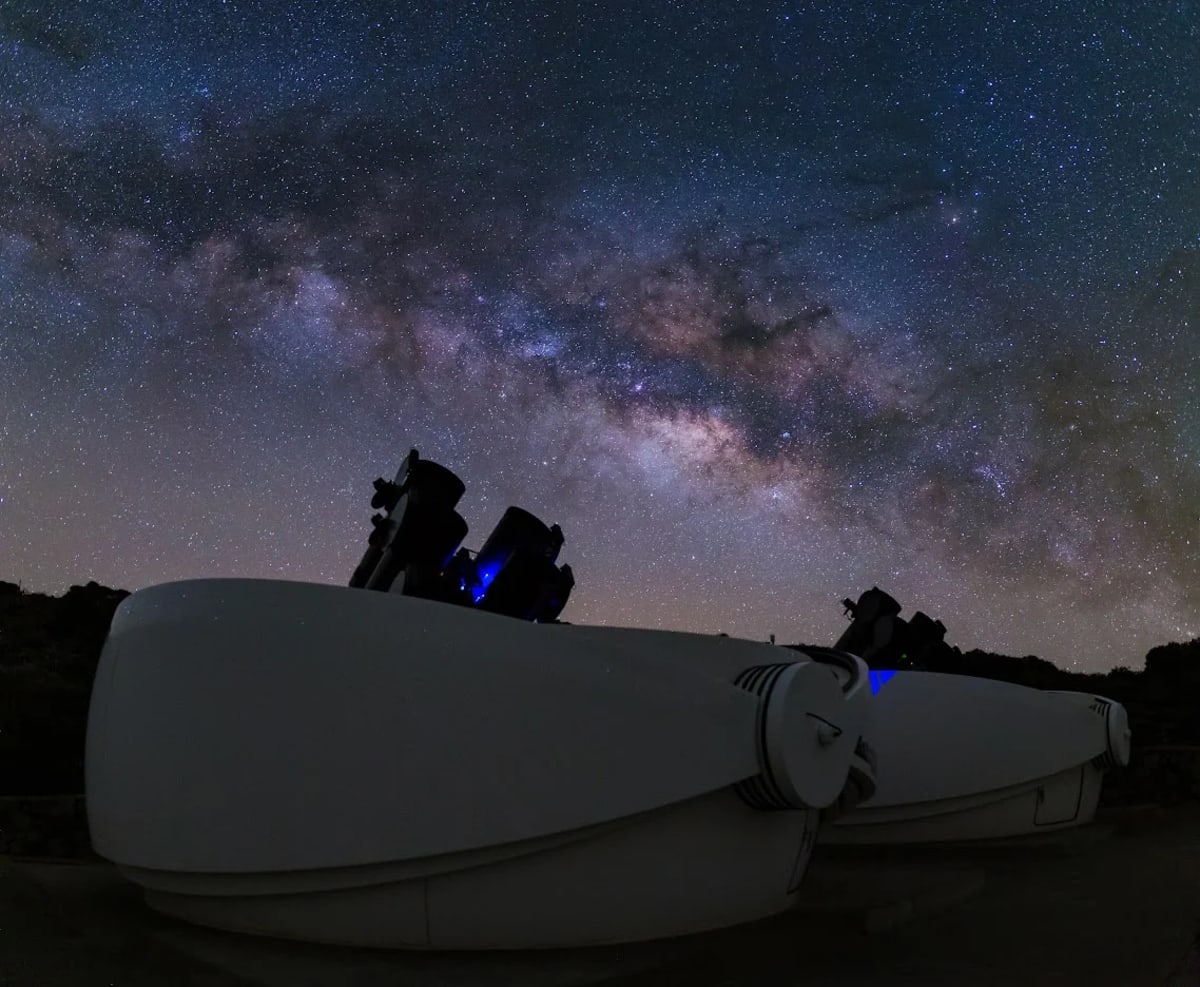Nodo GOTO-Norte bajo un cielo estrellado en el Observatorio de La Palma. Se observa la Vía Láctea con gran detalle.">