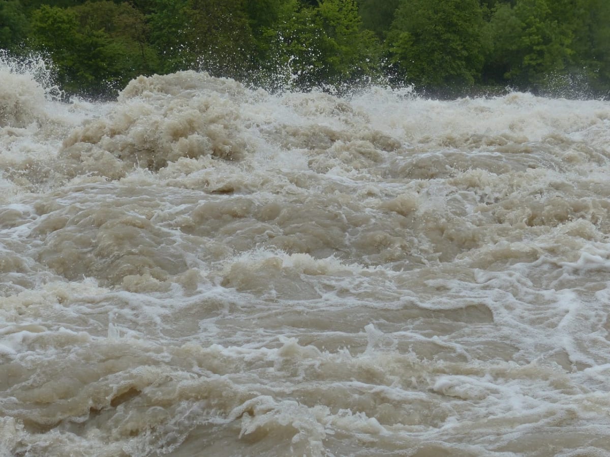 Crecida violenta de un río