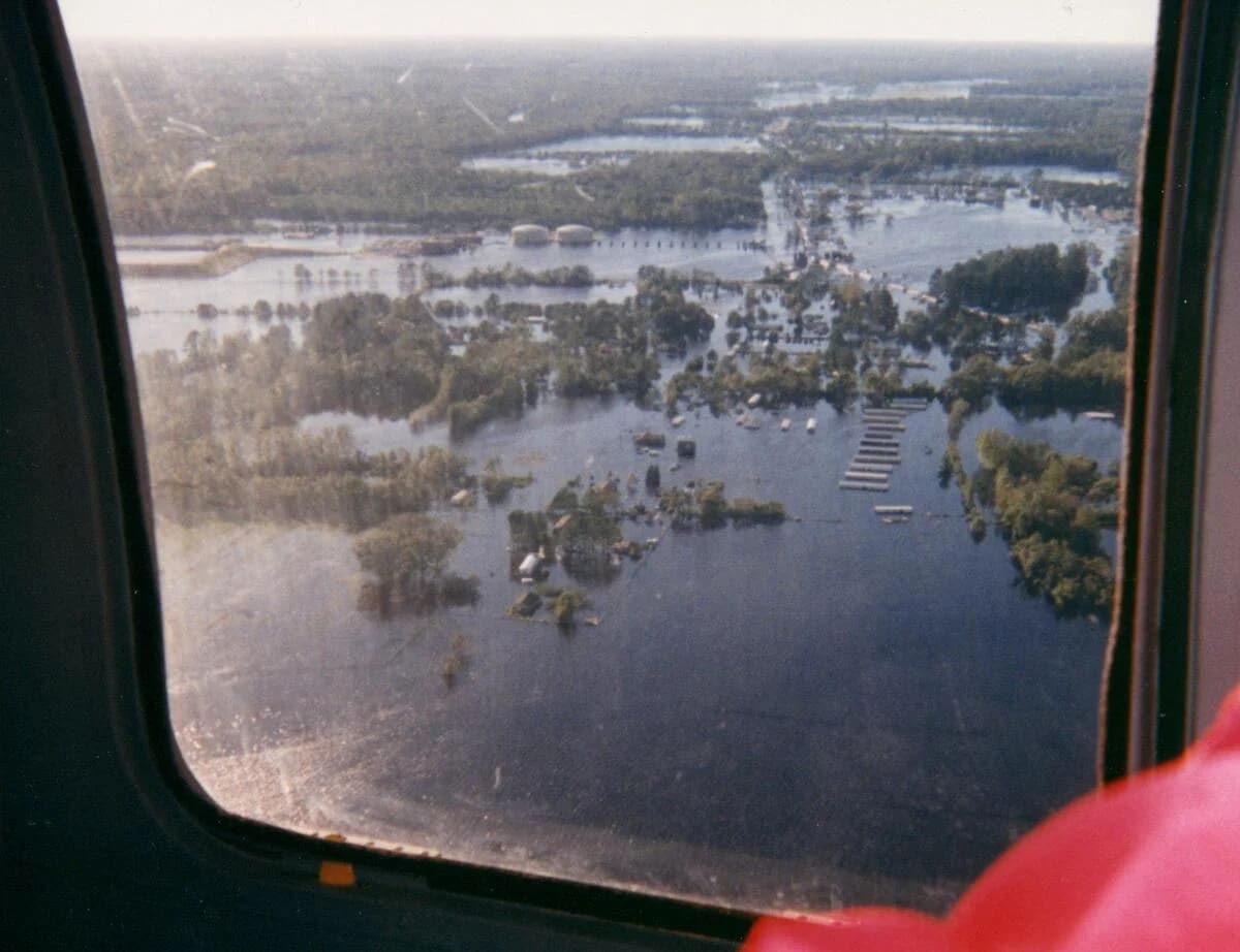 Fotografía aérea de las orillas del río Tar inundadas tras el paso del huracán Floyd en septiembre de 1999