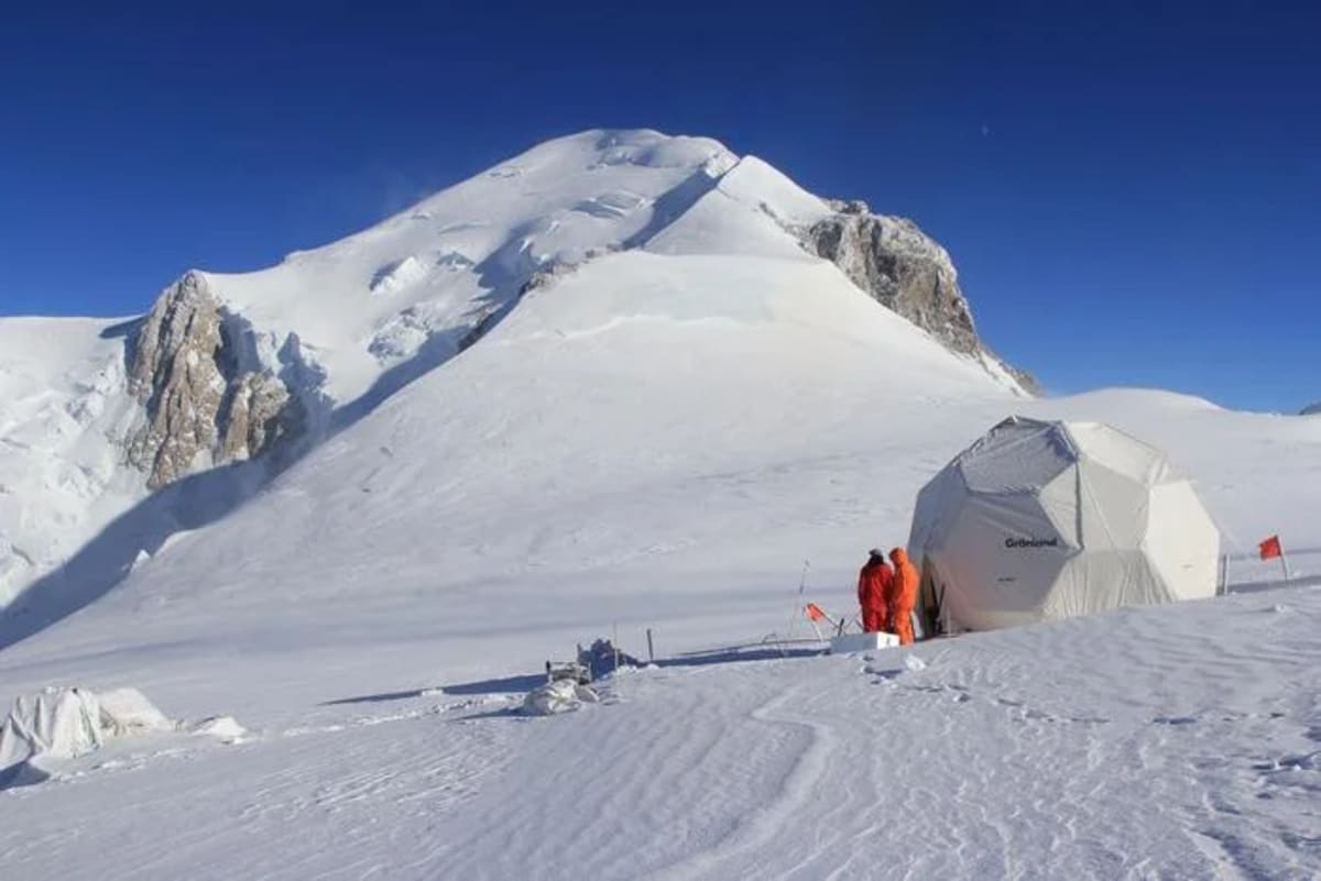 Científicos trabajan en la extracción de un testigo de hielo en la ladera nevada del Mont Blanc, rodeados de equipos y nieve