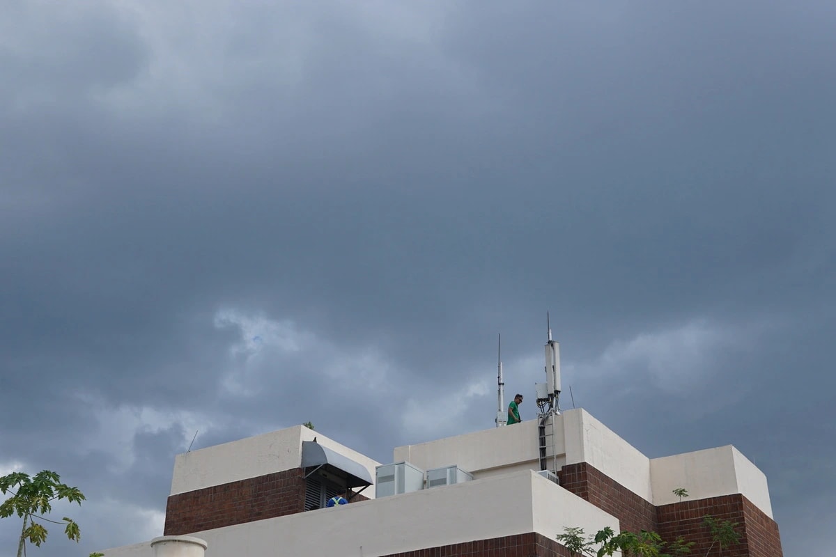 Cielos oscuros sobre un edificio universitario ante la proximidad de lluvias.