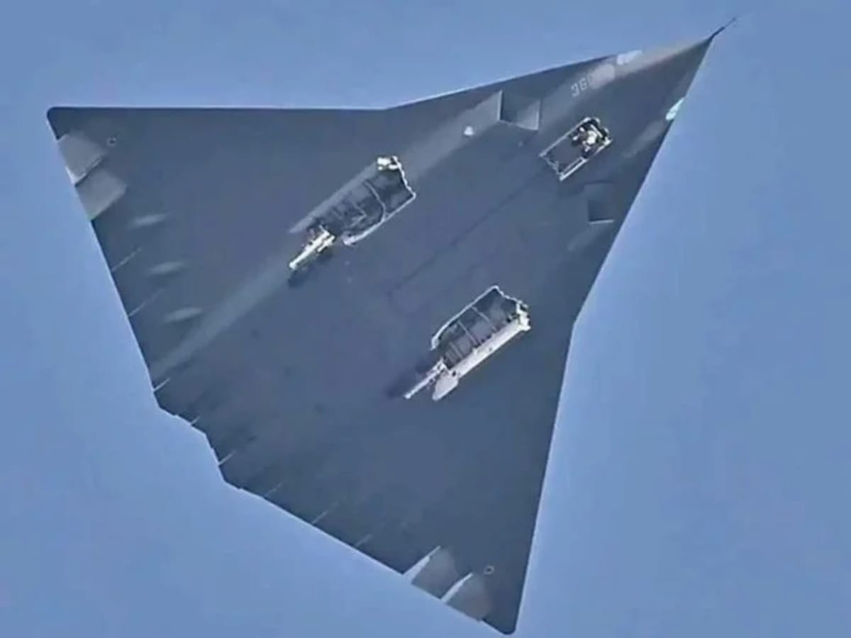 Caza furtivo chino J-36 visto desde el frente en pruebas en hangar