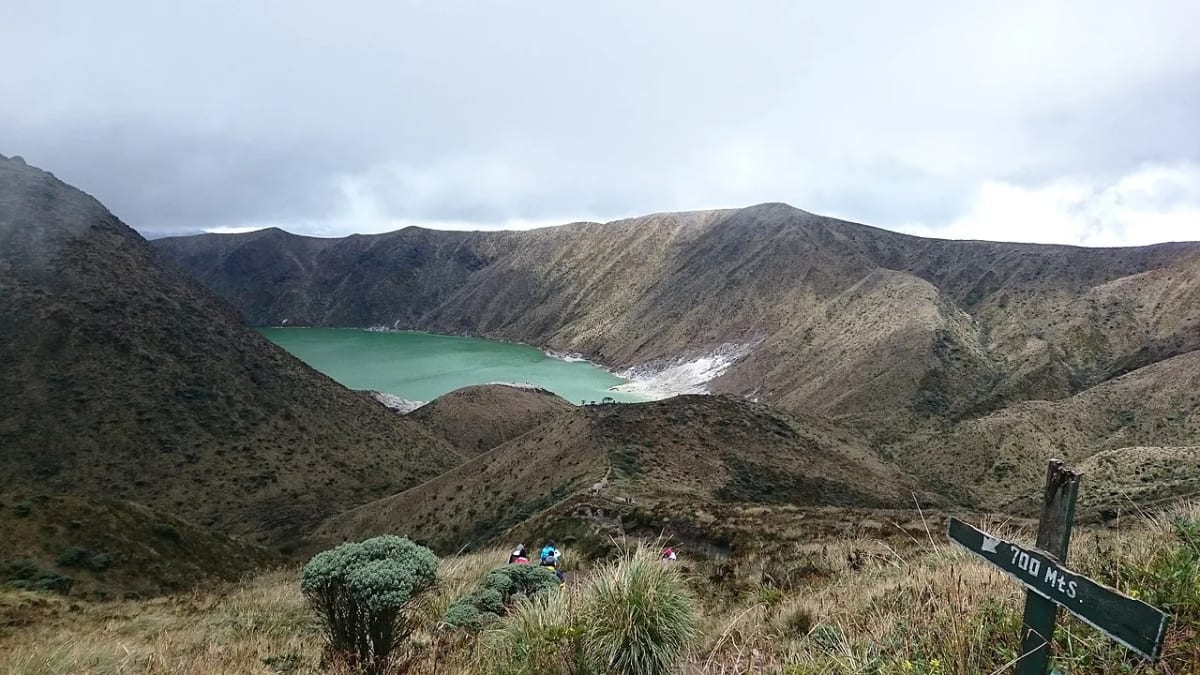 Laguna Verde en el cráter del volcán Azufral, rodeada de laderas andinas