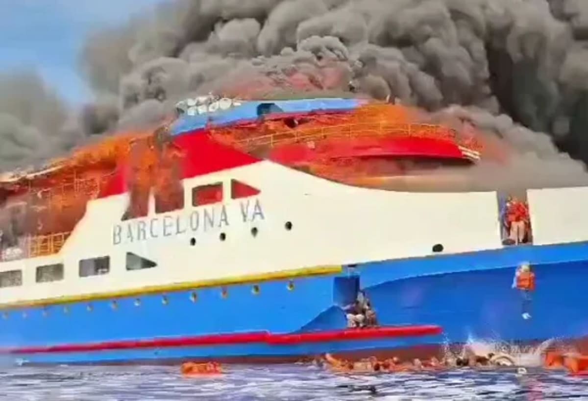 Incendio en el ferry KM Barcelona, con pasajeros saltando al mar y una densa columna de humo