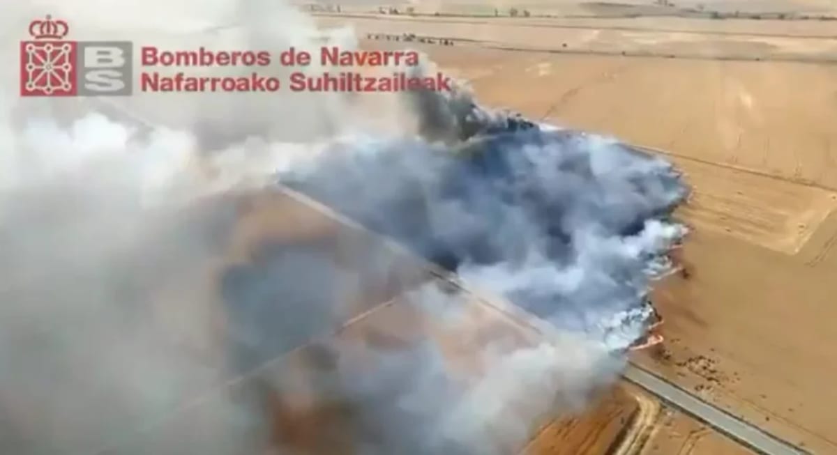 Incendio forestal en campos de cereal cerca de Belzunce visto desde el aire