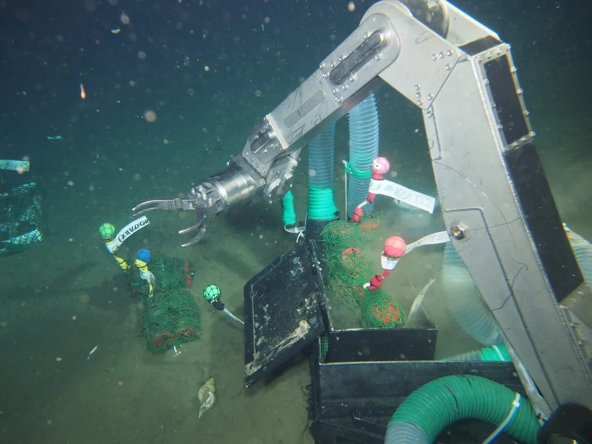 Brazo robótico recuperando muestras experimentales de bioplástico LAHB a 855 metros de profundidad cerca de la isla Hatsushima, Japón