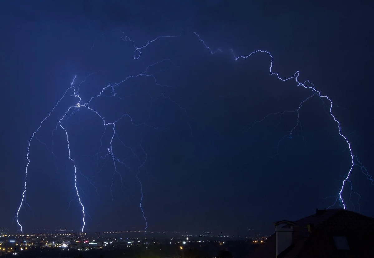 Tormenta eléctrica nocturna con múltiples rayos sobre la ciudad