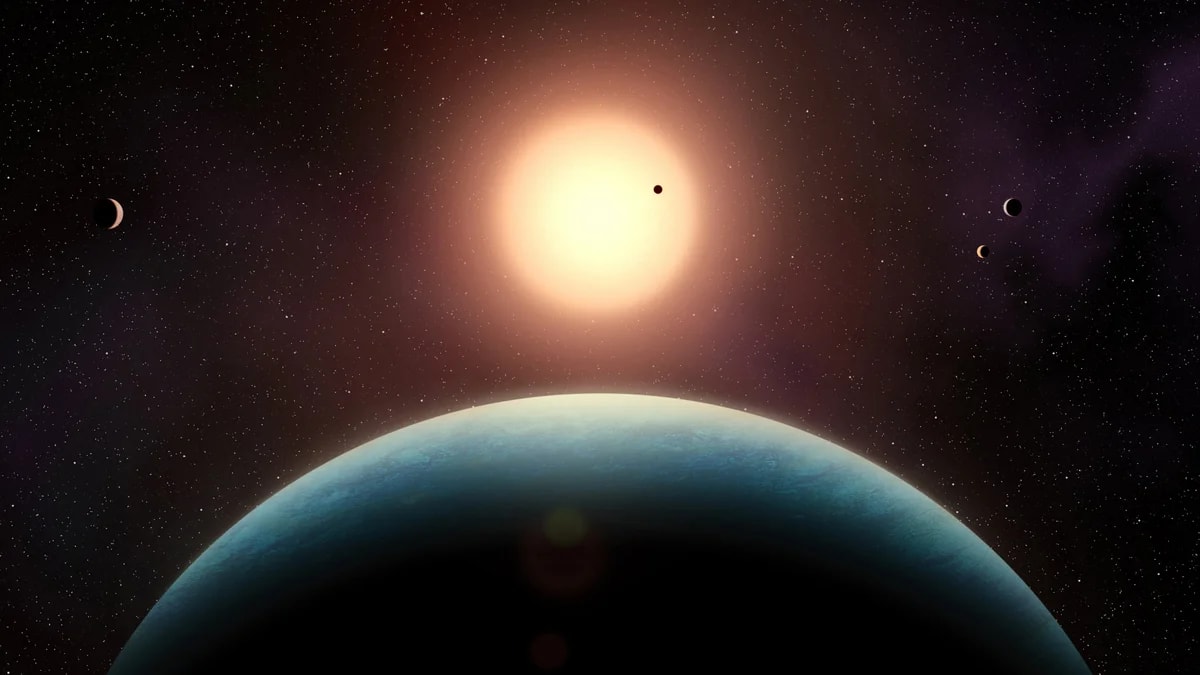 Sistema planetario L 98-59 con su estrella y la supertierra L 98-59 f en primer plano