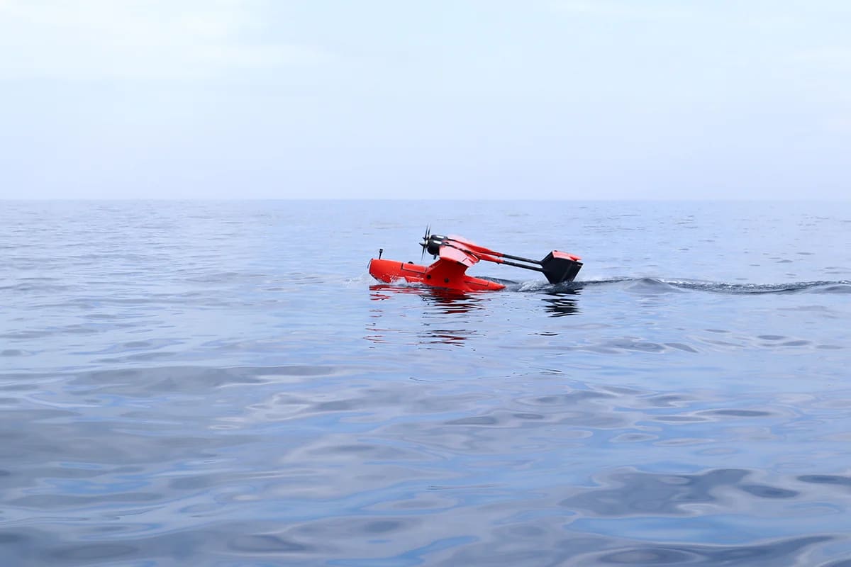 Dron especializado sobre el mar, utilizado para medir el fondo oceánico con alta precisión.