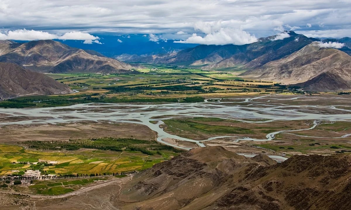Vista panorámica del río Yarlung Tsangpo serpenteando entre montañas del Tíbet