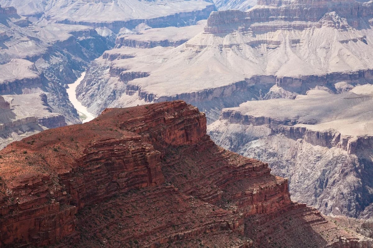 Vista panorámica del Gran Cañón de Colorado, mostrando formaciones rocosas y el río al fondo