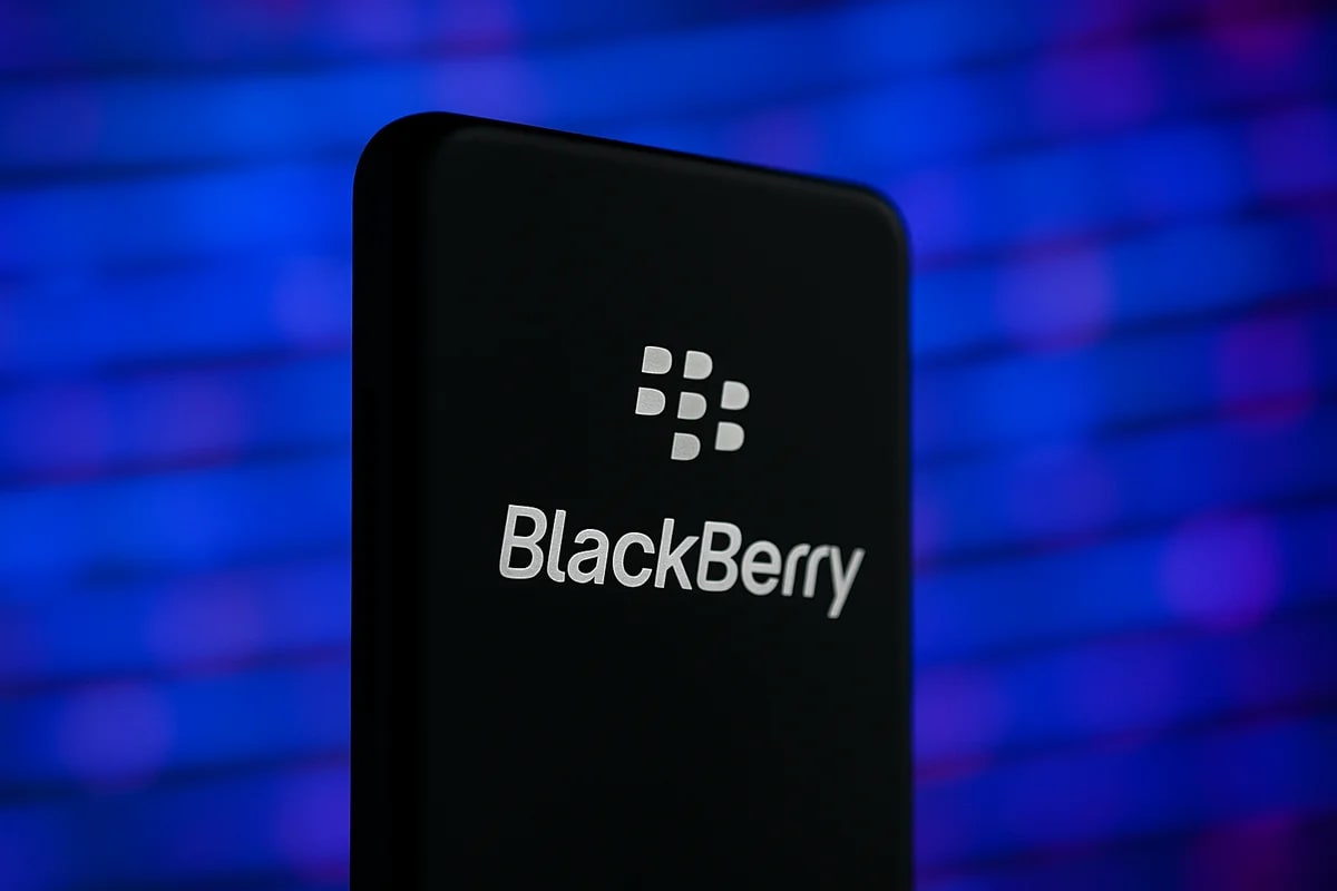 Primer plano de un smartphone BlackBerry completamente negro, con el logo y la palabra BlackBerry