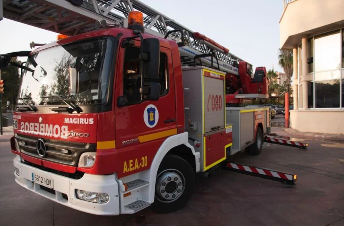 Camión de bomberos del Real Cuerpo de Bomberos de Málaga, equipado con una escalera automática