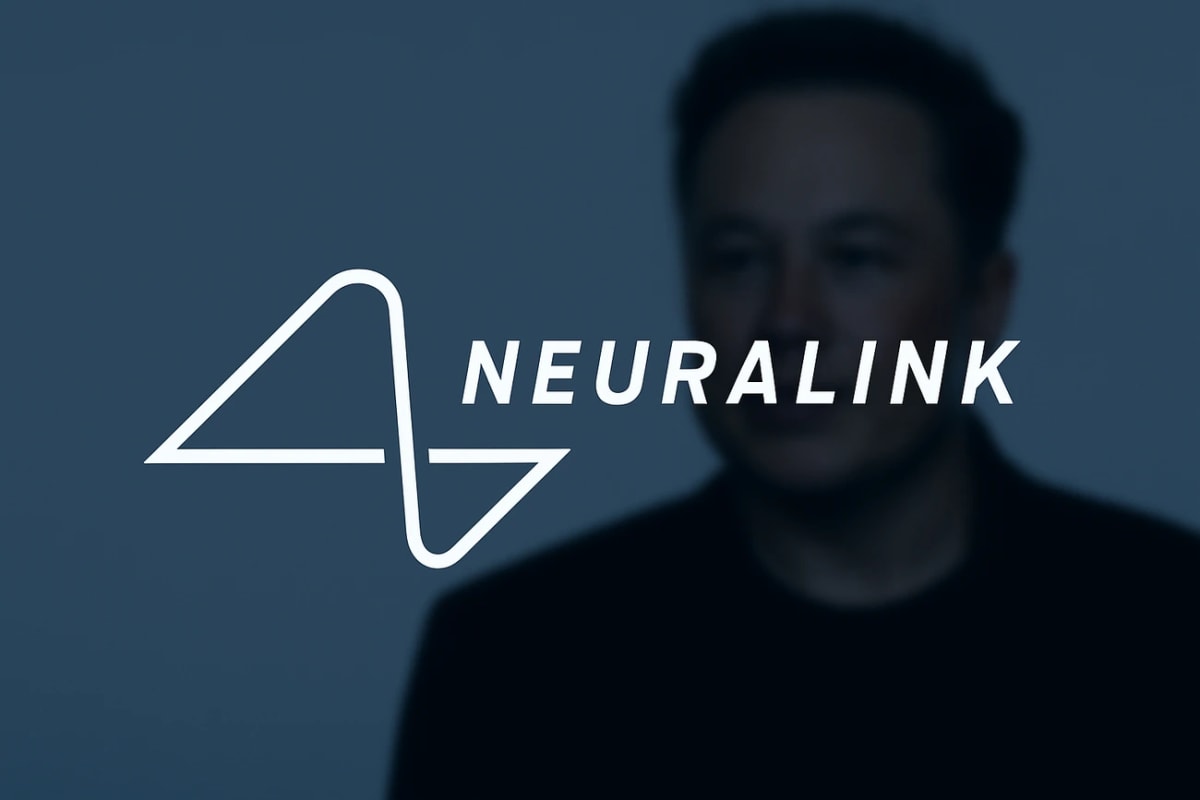 Logotipo de Neuralink centrado sobre un fondo azul con la silueta desenfocada de Elon Musk en segundo plano