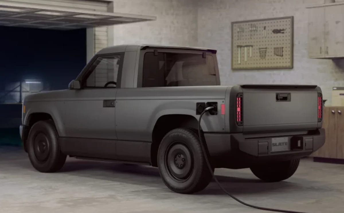 Camioneta eléctrica minimalista de Slate Auto conectada a un cargador