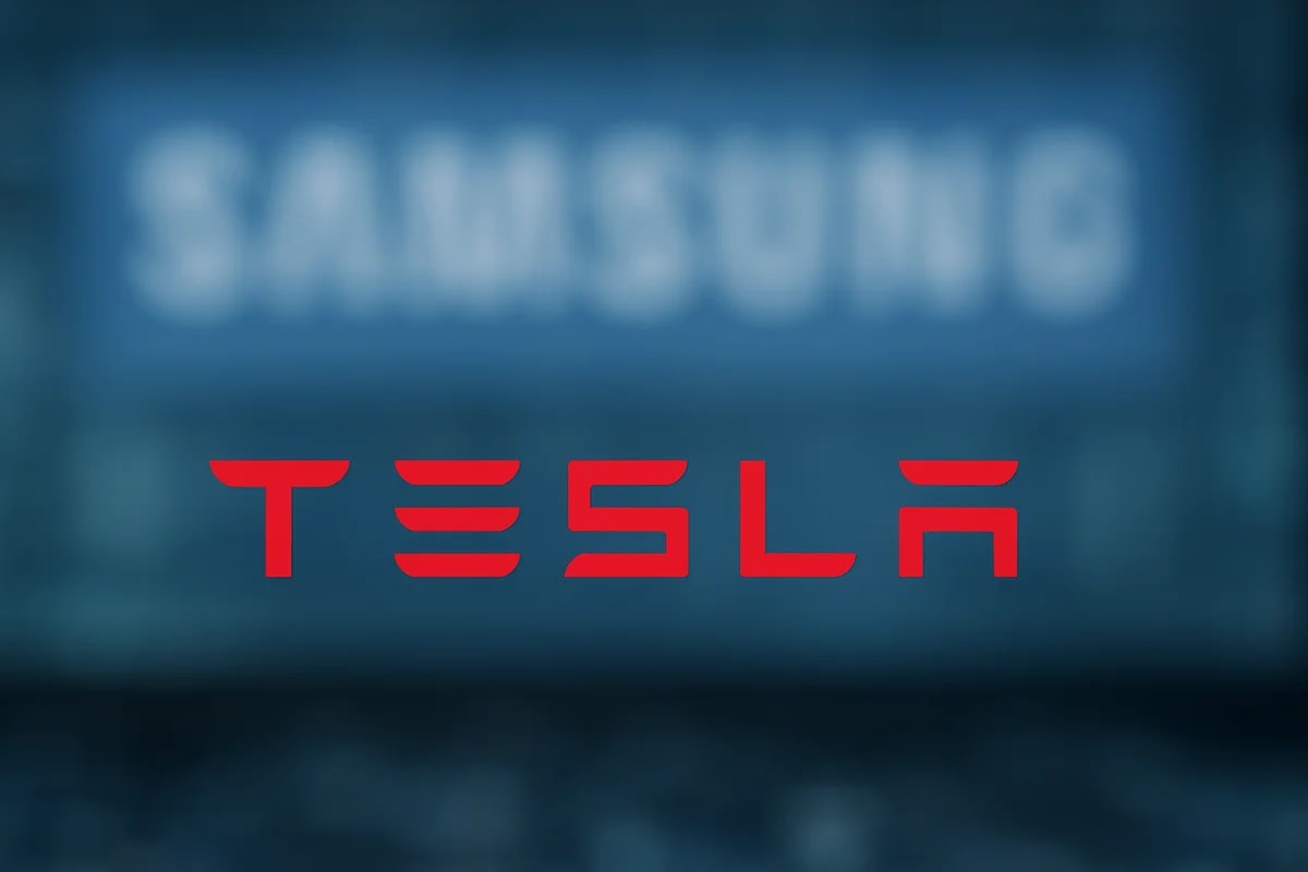Logo original de Tesla en rojo destacado sobre fondo azul difuminado con la palabra Samsung en segundo plano