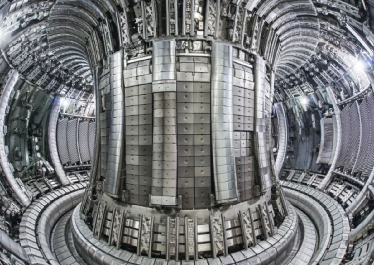 Vista panorámica del interior de un reactor tokamak