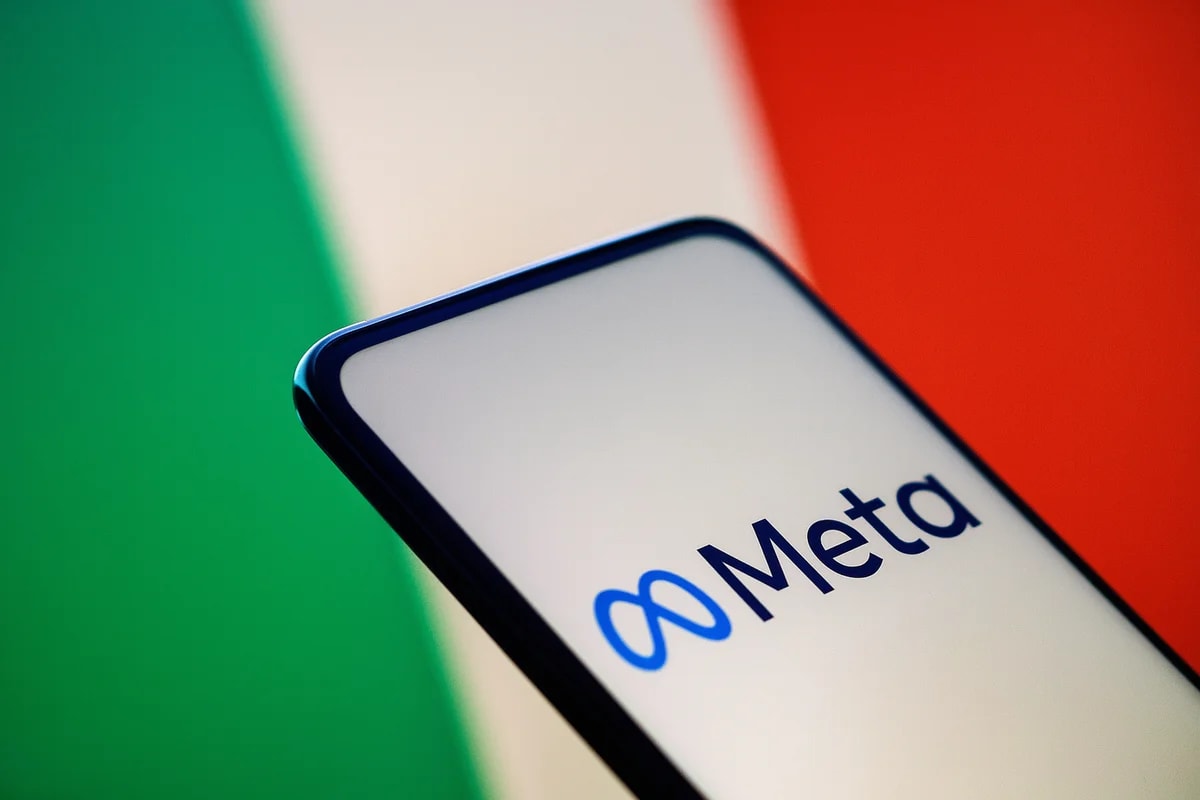 Interior de un Tesla moderno con la pantalla central mostrando el logotipo original de Tesla