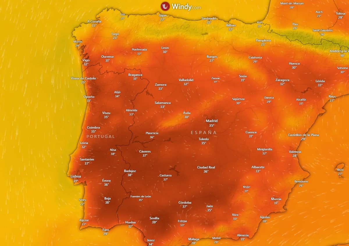 Mapa de temperaturas máximas previstas en España y Portugal para el martes, con una intensa ola de calor afectando el sur y centro peninsular