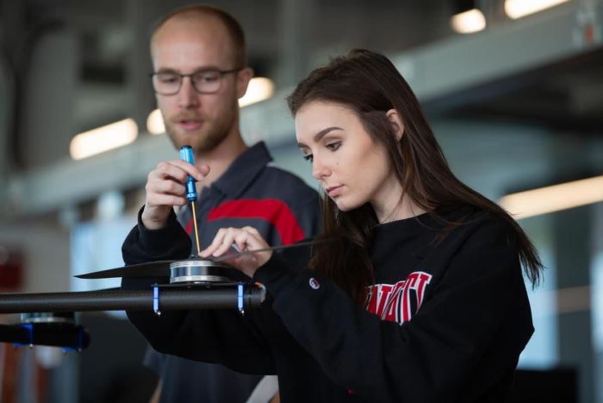 Alumnos de ingeniería aeroespacial de la UC diseñando y construyendo drones de última generación en un laboratorio universitario