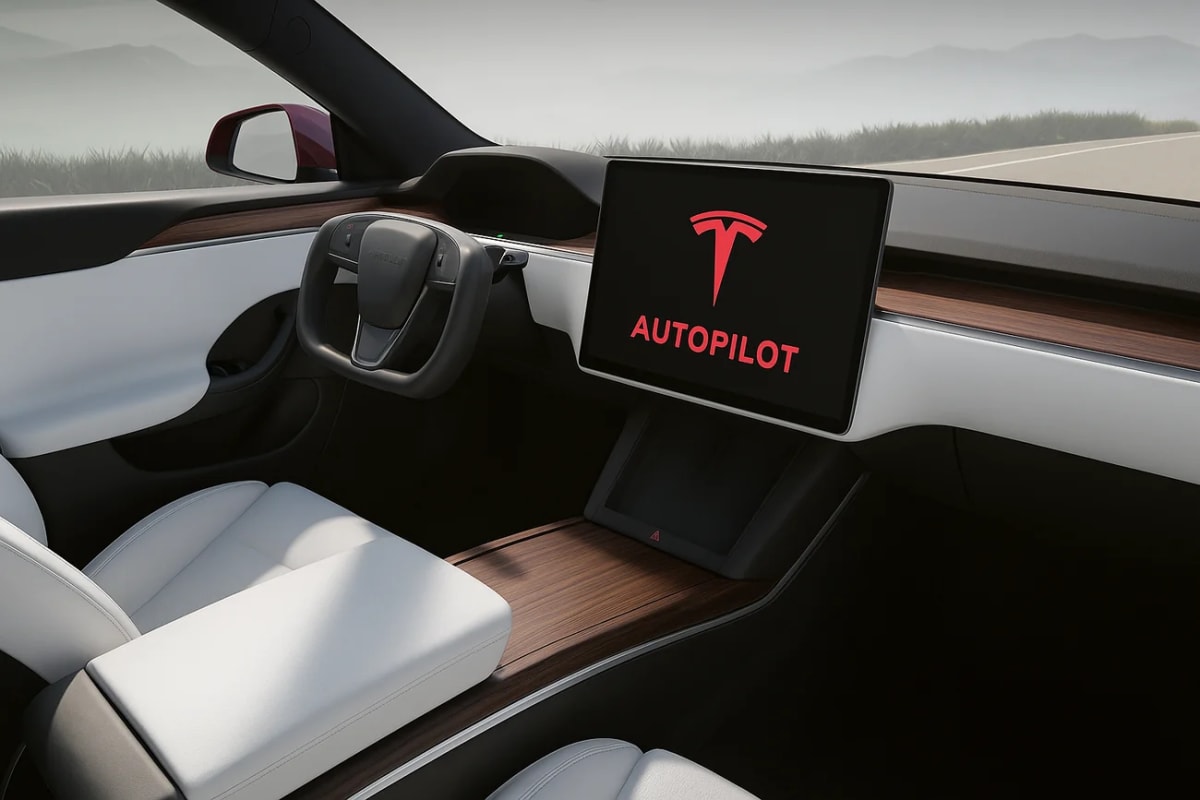 Interior de Tesla con pantalla mostrando el logo y la palabra Autopilot