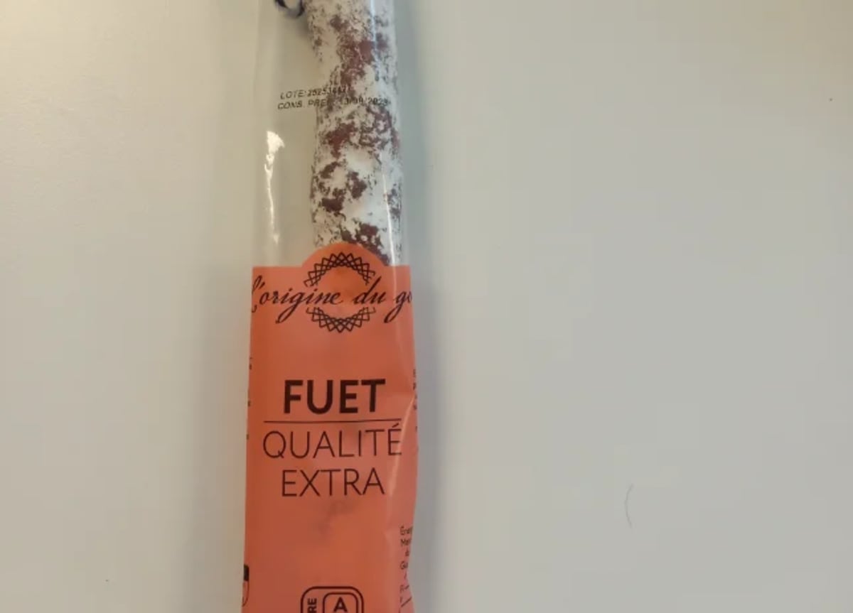 Fuet envasado de calidad extra sobre fondo claro, etiquetado como L'Origine du goût