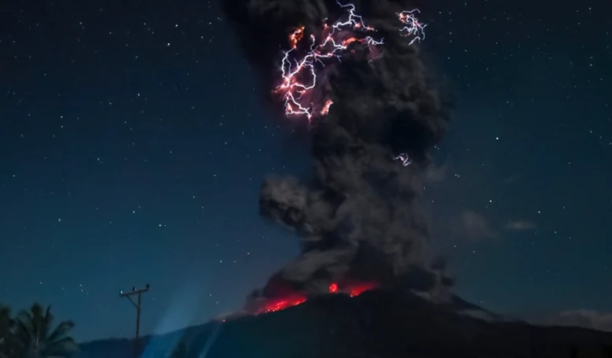 Erupción nocturna del volcán Lewotobi Laki Laki en Indonesia, mostrando una columna de ceniza iluminada por rayos volcánicos