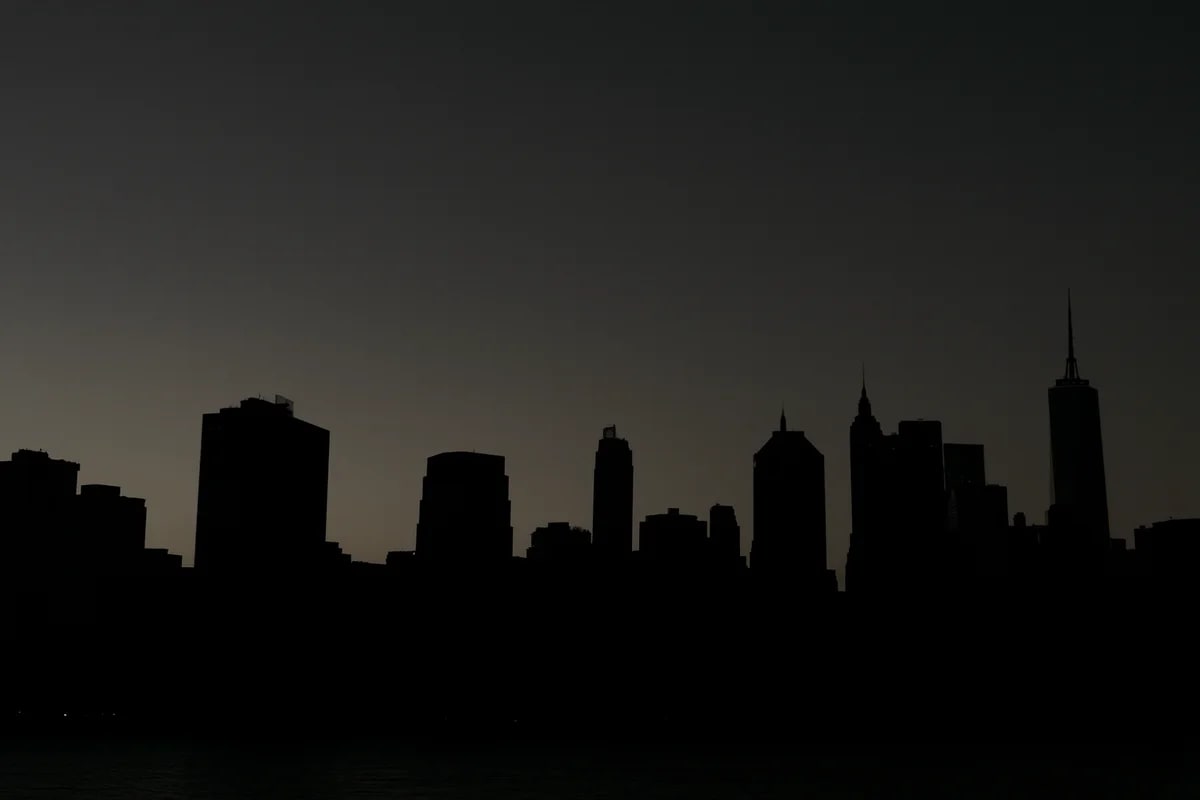 Panorámica urbana a oscuras, edificios en silueta tras un apagón generalizado