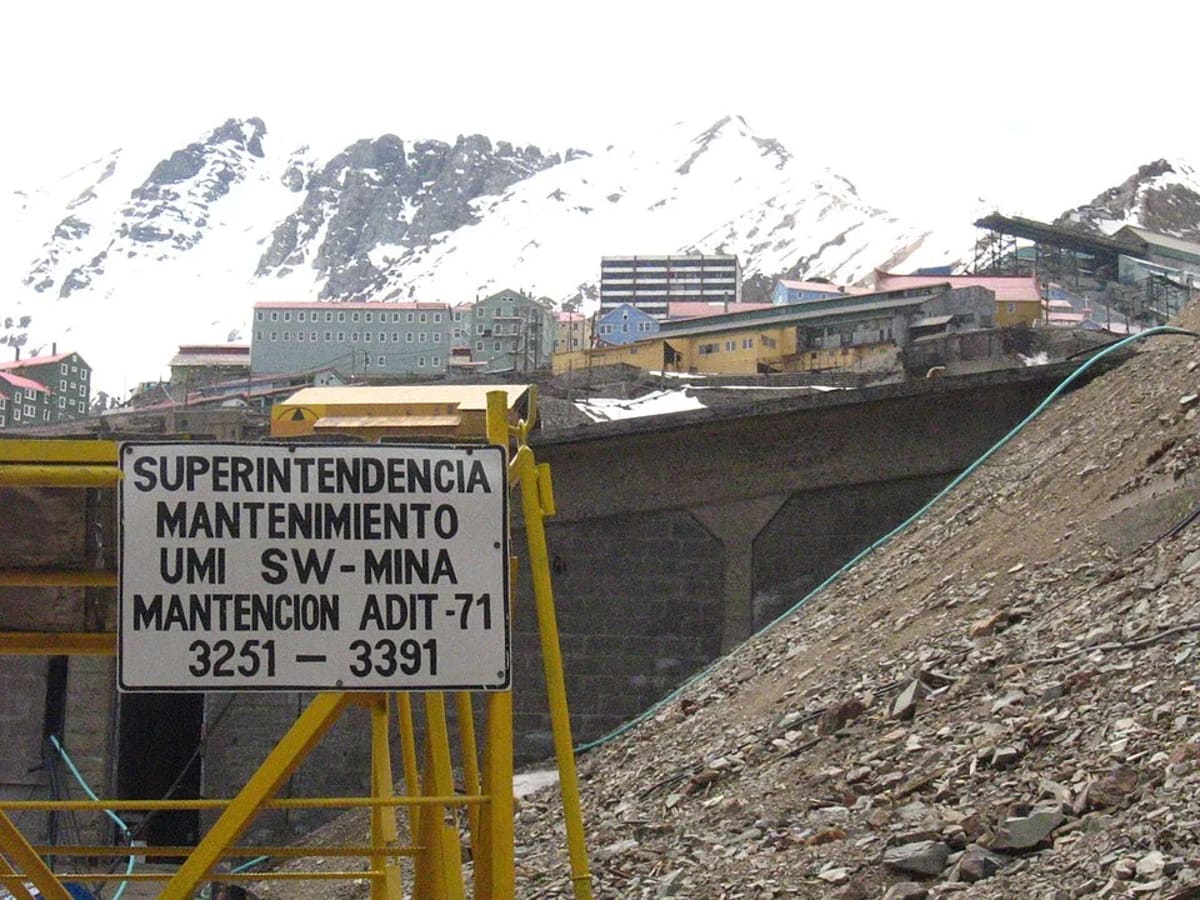 Panorama de Sewell y la zona de descarga de trenes mineros