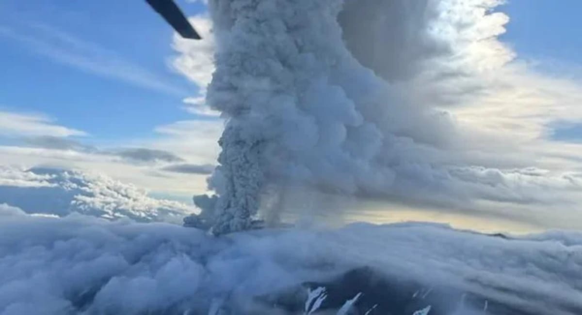 Columna de ceniza tras la erupción del volcán Krasheninnikov en Kamchatka